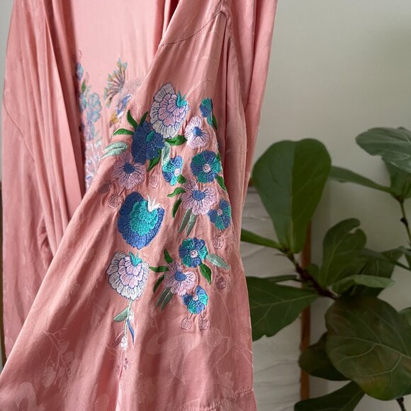 Women's Nuuly x SPELL Pink Embroidered Peacock Silky Robe Size S/M Small Medium - Picture 8 of 12